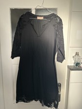 81 hours s, knielanges Kleid mit atemberaubenden Spitze am Arm und Saum