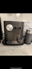 Nespresso DeLonghi Kapselmaschine mit Milchaufschäumer und Kapselbehälter