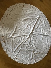 Weiße runde Lochstickerei