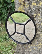 altes  Gusseisen Giebelfenster und antiker Wandspiegel - dekorativer Spiegel