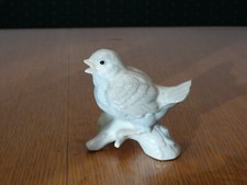Porzellan Figur Spatz 8,5 cm hoch Vogel Tiere Deko leicht farbig