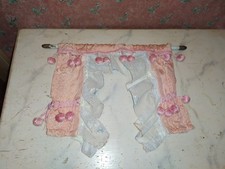 Alte Gardine mit Stange-um