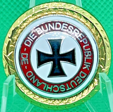 Vergoldetes Abzeichen „Die