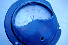 altes Voltmeter  wahrscheinl. Bakelit, siehe Text, Durchmesser ca. 11 cm