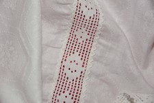 Weiße, quadratische Tischdecke mit Häkelspitze, 135x135cm