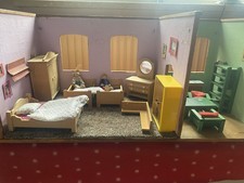 Altes Puppenhaus mit Möbel