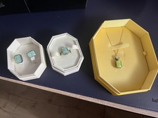 Schmuckset aus Swarovski Chroma Collection. Bestehend aus Kette mit Anhänger, O