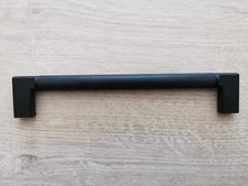 Schwarzer Nobilia Schrankgriff