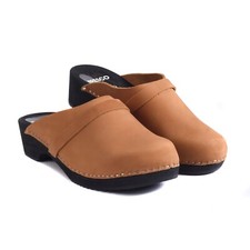 Braune schwedische Holzclogs Leder mit gestreiftem niedrigem Absatz geschlossen