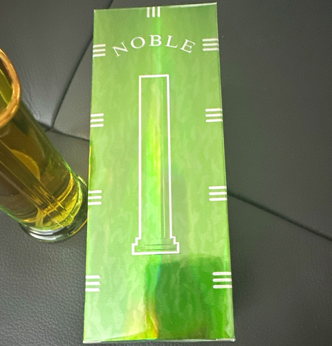Noble close for - close, eau