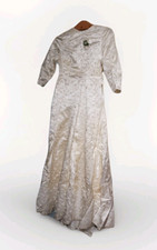 Altes Hochzeitskleid Brautkleid mit Schleier, Handschuhe, Satin Brokat?