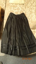 Trachtenrock 42 gebraucht, schwarz mit großen Falten, rot unterfüttert