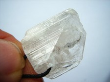 Schöner DANBURIT Kristall, gebohrt, am Band