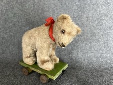 Kleines Teddybär auf Rädern