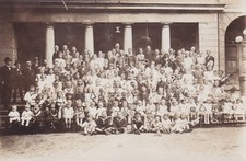 Foto AK - große Gruppe Kinder+Erwachsene , Schule/Kindergarten ? verm. Weimar