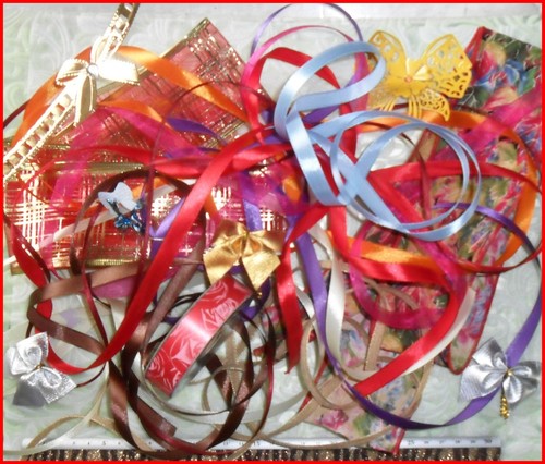 Geschenkbänder und schleifen - und,