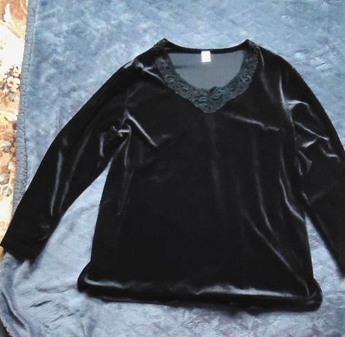 Elegantes schwarzes samtshirt - elegantes,