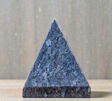 Larvikit-Steinpyramide, blaues