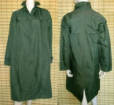 GRÜNER REGENMANTEL - RAINCOAT