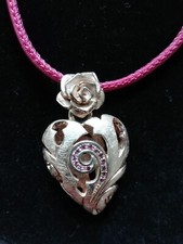 DRACHENFELS Rose of Antoine Exquisiter Herz Anhänger mit Rose und Rhodolithpaveé