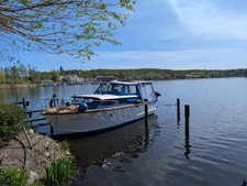 großes Holz Kajütboot -