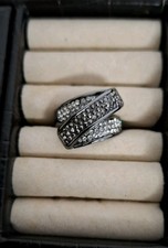 Schöner Damenring Anthrazit mit strass Steine