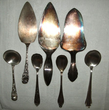 7 Silberteile 90 / 100 versilbert - 3 Tortenheber - 2 Sahne und 2 Zuckerlöffel