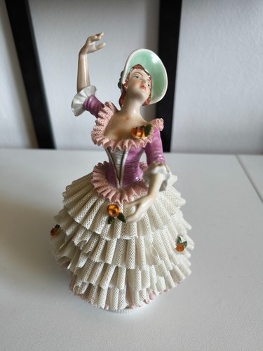Vintage porzellanfigur einer - vintage-porzellanfigur,
