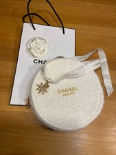 Chanel Beauté  Kosmetiktasche Rund weiß mit Schneeflocke Tüte und  Camelie   VIP