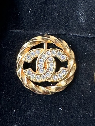 Chanel vintage clip on - chanel, cc