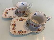 Zwei Kaffeegedecke 2 teilig mit Blumendekor und Goldrand - Chodziez-Porzellan