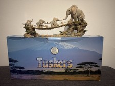 GROSSER STOSSZÄHNE ELEFANTEN