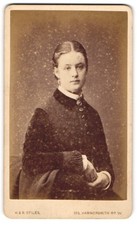 Fotografie H. & R. Stiles, London, Portrait junge Mrs. Henderson im dunklen Kle 