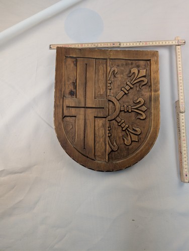 Handgeschnitzte holzwappen - handgeschnitzte,