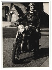 Fotografie Motorrad Norton, kradfahrer mit Haube & Schutzbrille auf Krad sitzen 