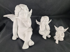 Drei sitzende Bisquitporzellan