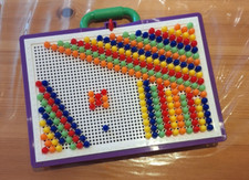 Steckspiel Koffer mit insgesamt 269 Pins in 5 Farben und 1 cm Durchmesser Kinder