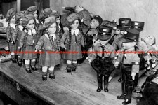 F016569 Spielzeug in der BDM Mädchen Uniform und SA Germany