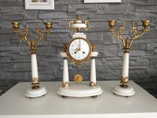 Antike französische Portaluhr , 2 Säulen, mit 2 Leuchtern/Beistellern