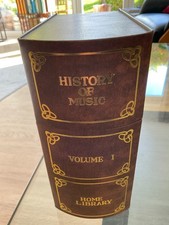 Cognac Flasche mit Gläsern und in einem Buch