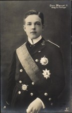 Ak Manuel II., König von Portugal, Portrait in Uniform, Orden - 11386162