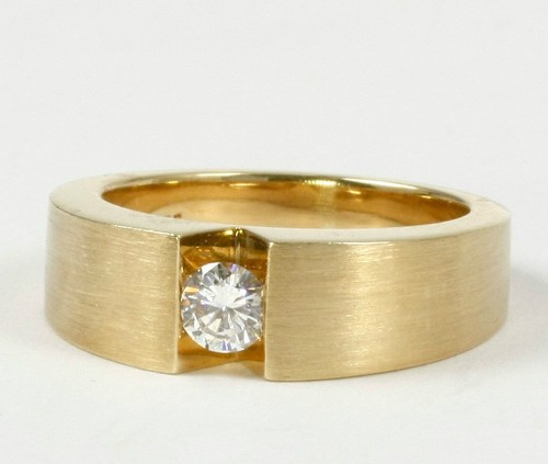 Massiver ring mit - ring, funkelndem
