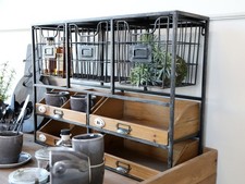 Wandregal mit Schubladen