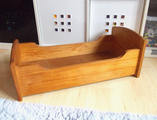 Großes altes Puppenbett aus