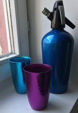 Soda Siphon, original vintage, metallic blau, mit Metallic-Bechern