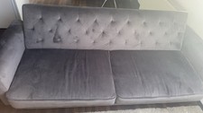 Elegante graue Samt-Couch mit