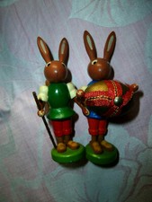 zwei hübsche alte Osterhasen