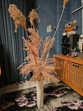 Weiße Vase mit Deko Gras