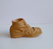 Handgeschnitzter Bergschuh aus