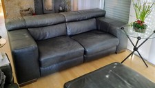 Zwei Designer Natuzzi Sofas, Leder schwarz mit Schemel